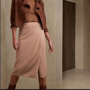 Banana Republic sweater skirt, excellent condition, never worn, neutral camel.